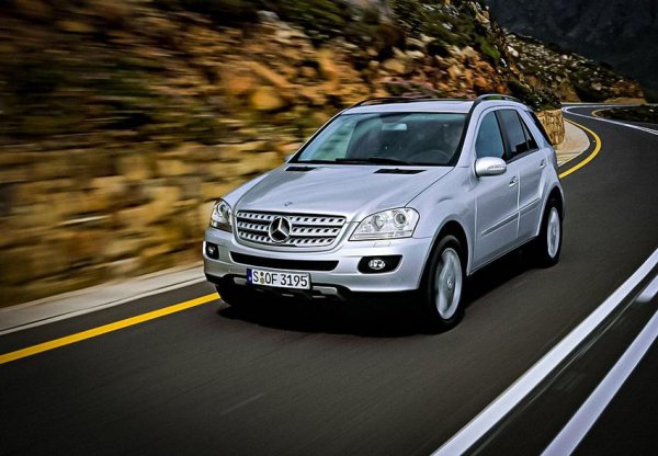 Високият данък съвсем не е най-големият проблем при второто поколение на кросоувъра от Щутгарт, носещо индекс ML 350. По-добрият вариант в случая е купуването на версията&hellip; ML 500. Да, при нея данъкът и разходът са по-високи, защото и конете са повече - 306 срещу 272, но пък получавате стария и проверен от времето V8 с обем 5,0 литра, който е много по-надежден.

Агрегатът с 6 цилиндъра и работен обем 3,5 литра (индекс 272) е направен от алуминиева сплав, като първите версии на двигателя са известни с малък ресурс на газоразпределителния механизъм. Проблемът с ангренажната верига беше отстранен през 2007 г., но не и този с всмукателния колектор. Това се отнася и за други модели на Mercedes-Benz с двигатели M272 и M273 (2,5-литров V6 и 5,5-литров V8).
