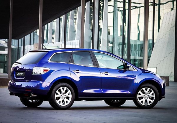 Японският кросоувър често е даван за пример като много здрав и надежден автомобил. За съжаление не е точно така и можете да се убедите лично, ако изборът ви падне върху CX-7 с 4-цилиндров турбомотор с работен обем 2,3 литра (вътрешнозаводски индекс L3-VDT).

Агрегатът е чувствителен към избора на гориво, като се препоръчва дори да му се сипва по-високооктанов. Даже стандартният А95 може да доведе тук до детонация, която да се окаже фатална за мотора. При спад на нивото на масло сериозно страдат турбокомпресорът, втулките и коляновият вал. Като цяло, този двигател е известен с "жаждата си" за масло.