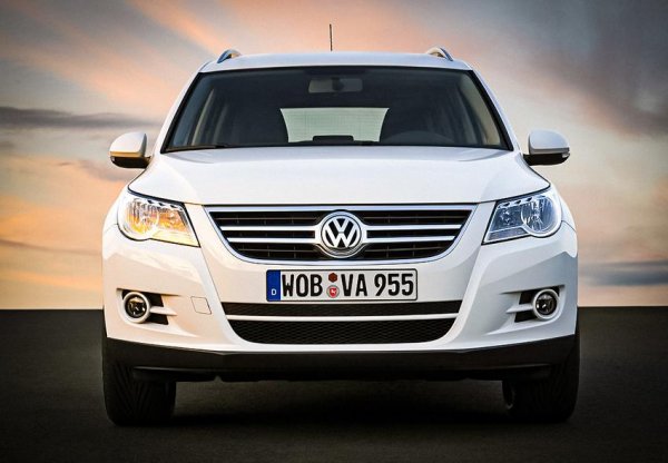 Към двигателите на на Volkswagen с директно впръскване и турбина винаги е имало претенции, като най-много от тях са насочени именно към 1,4-литровия EA111, който се поставя и на популярния кросоувър Tiguan. Моторът е доста интересен, тъй като има чугунен блок, верига вместо ремък и дюзи за охлаждане на буталата.
Изглежда доста надеждно, но не е. Моторът е известен с проблемите с маслената помпа, което води до разход на масло (в това число и през системата за вентилация на газовете от картера). Системата за директно впръскване също дава дефекти. Във VW на няколко пъти правят промени по мотора, като проблемите бяха решени едва в края на жизнения му цикъл.
