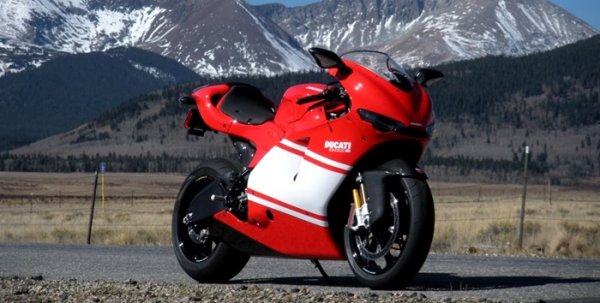 Друг ценен във всеки смисъл на думата модел Ducati се появява три години по-късно, през 2007-ма. Тогава той също е позициониран като нов крайъгълен камък в развитието на мотоциклетите. Сред иновациите в модела е активното използване на въглеродни влакна, както и състезателна електроника. Той е актуален и днес, но за него ще трябва да платите около 235 000 долара.

