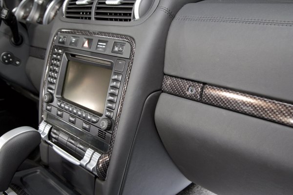 В салона на Cayenne GTS цари изобилие от лукс. Според тунерите от Edo Competition, предлаганите екстри за модела биха задоволили капризите и на най-взискателният клиент.