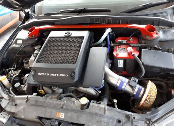 На главата на двигателя с директно впръскване е монтирана горивна помпа за високо налягане. Може да започне да изтича бензин през спукани уплътнения. В същото време маслото губи своите свойства, което намалява живота на всички триещи се двойки в двигателя. 
