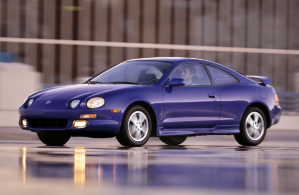 Поколение 6 отново носи радикална промяна в дизайна на Celica - прословутите прибиращи се фарове вече ги няма, като са заменени с две двойки кръгли светлини. Машините вече се оборудват с въздушни възглавници за водача и предния пасажер, триточкови колани на задните седалки, ABS и т.н.

Успехът в световните ралита продължава, след като Дидие Ориол става Световен шампион и носи втора титла при конструкторите. Година по-късно, обаче, отборът на Toyota е дисквалифициран от WRC, заради шмекерии с рестрикторите на двигателите.