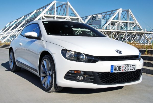 Volkswagen Scirocco е задвижван от TDI и TSI мотори с мощност от 122 до 200 к.с.
