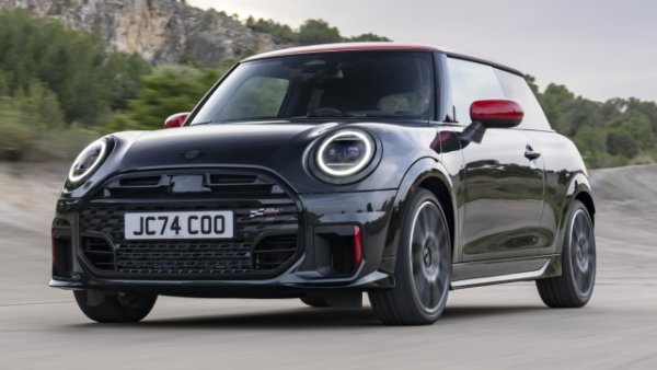 Витрината на марката включва трофеи в легендарни ралита като Монте Карло и Дакар, както и в доста състезания за издръжливост. Mini John Cooper Works се предлага в дилърските центрове и с версия с предно предаване, вдъхновена от света на спорта. Тя е оборудвана с двулитров четирицилиндров бензинов двигател TwinPower Turbo с работен обем 1998 куб. см, способен да осигури максимална мощност от  231 к.с. и въртящ момент от 380 Нм. Моторът е  комбиниран със седемстепенна спортна автоматична трансмисия с двоен съединител.

Този модел е способен да ускорява от 0 до 100 км/ч за  6,1 секунди  (6,4 за кабриолета) при максимална скорост от  250 км/ч  (срещу 245 км/ч на кабриото). В комбинирания цикъл WLTP разходът на гориво е  6,5-6,8 л/100 км  (6,8-7,1 л/100 км за кабриолета).

Размерите остават непроменени, започвайки от 3876 мм дължина, с междуосие от 2495 мм, 1744 мм  ширина и 1452 мм  височина. Багажникът има товарен капацитет между 210 и 725 литра.