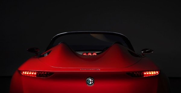 Възхвалявана заради красивия си дизайн въпреки объркващото име, проектираната от Pininfarina Alfa Romeo 2uettottanta връща надеждите през 2010 г. с обещанието за възраждането на емблематичния Duetto Spider. 