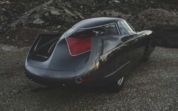 Един от трите B.A.T. концептуални модела, създадени през 50-те за Alfa Romeo от легендарния дизайнер Франко Скалионе. Наддаването на търга беше ожесточено и в крайна сметка приключи с цена от 4.95 млн. долара. 
