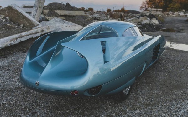 Втората от трите B.A.T. коли е уникална с рекордно ниския за онази епоха коефициент на въздушно съпротивление от 0.19. И трите прототипа са построени върху основата на Alfa 1900.
