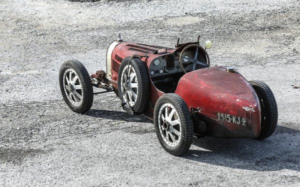 Този спортен модел на легендарната марка е голяма рядкост, защото ползва компресор Roots, въпреки пословичната неприязън на Еторе Бугати към принудителното пълнене. Мощността му е 128 конски сили - удивително много за онази епоха. Печели Гран при на Франция през 1928 и 1930. Тази конкретна кола не беше в особено добро състояние, затова и постигна умерената като за класическо Bugatti цена от 3.935 милиона британски лири. 
