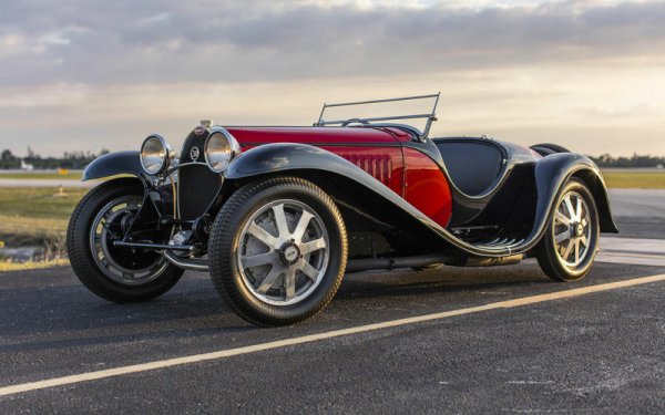 Още един екземпляр от същия изключително рядък роудстър, този път проектиран от Жан Бугати. На търга стигна до 7.1 милиона долара. 
