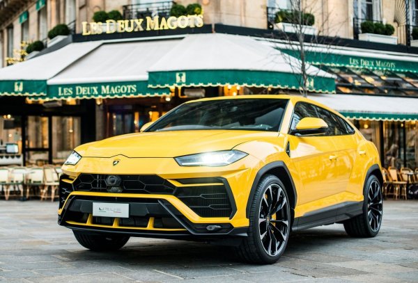 Обновеното Lamborghini Urus е насочено към лукса и производителността, като предлага различни режими на движение, сред които има „спорт“ и „офроуд“. Автомобилът получава специални 23-цолови джанти с гуми Pirelli, както и система за векторизация на въртящия момент на задна ос. Задвижването е към четирите колела има и въздушно окачване с регулируем пътен просвет.
