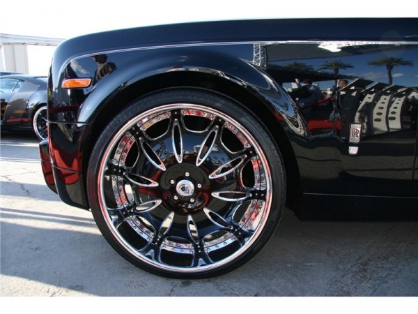 Rolls Royce Phantom оборудван с 26-инчови джанти Asanti 