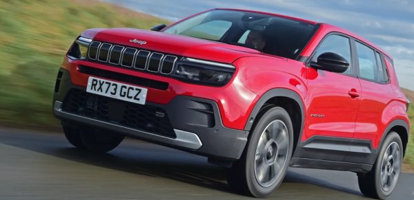 Цени от 28 00 евро

Известен със своите големи офроудъри, Jeep изненада света, като построи малък SUV. Най-добрата част обаче е, че Avenger все още запазва много от уникалния характер, който се свързва с американската марка.

Въпреки че никога няма да завладее терени като Wrangler , малкият Avenger е страхотен за шофиране по пътя, стилен на вид и дори доста достъпен за закупуване. Има голям избор и по отношение на мощността, тъй като можете да изберете бензинов, напълно хибриден или изцяло електрически вариант.

Ако искате автоматична скоростна кутия, ще трябва да изберете или пълен хибрид, или EV. Въпреки че те са по-скъпи за закупуване от базовата бензинова версия, скоро ще спестите няколко стотинки от текущи разходи.
