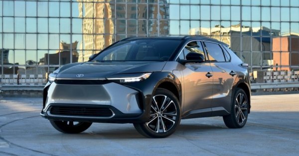 Дял преди година: 5.8%
Японският гигант дълги години бе в Топ 3, най-вече заради партньорството си с Tesla в американската Гигафабрика край Невада. Отношенията между двете компании обаче поохладняха леко след плановете на Teslа да диверсифицира доставките и да произвежда собствени клетки. След това Panasonic създаде джойнт-венчър с Toyota, който ще покрива нуждите на бъдещата електрическа гама на японския автомобилен производител. Но пазарният дял е спаднал наполовина спрямо миналата година и Panasonic се смъква от 4-о на 8-о място. 
