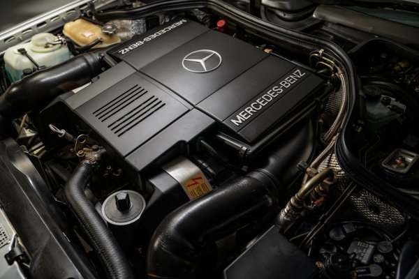 Най-важното нещо в тази кола е двигателят: 5-литровата версия на легендарния M119 V8, използван преди това в 500 SL. Тук този агрегат с 32 клапана развива 326 конски сили максимална мощност - много внушително за онова време, и 480 Нм максимален въртящ момент. Максималната скорост е ограничена електронно на 250 км/ч, а официално обявеното ускорение от 0 до 100 км/ч е 6.1 секунди. В множество независими тестове обаче журналисти постигат 5.5 секунди. Пресата започва да нарича 500Е "вълка в овча кожа". 