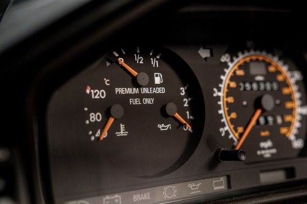 500Е се прави между 1990 и 1993. За 1994 моделна година е преименуван на Е500 (а 400 Е става Е 420), и остава в производство до 1995. 
Общо от завода на Porsche излизат 10 479 бройки от 500Е/Е500. Около 1500 от тях са изнесени в САЩ, близо 1200 - в Япония, остатъкът е разпределен между европейски и близкоизточни пазари. По-късните американски бройки са с променено програмиране за намаляване на мощността до 315 коня - отстъпка пред щатската Агенция за околната среда (EPA). 