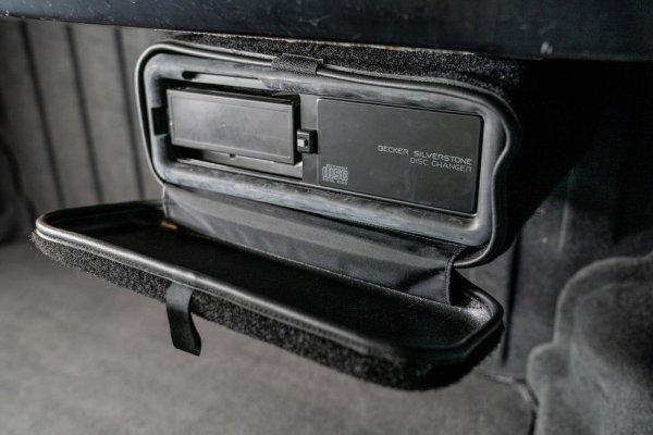 От Porsche до голяма степен са запазили оригиналния дизайн на W124, дело на легендарния Бруно Сако, но са разширили следата с 38 милиметра, и са снижили колата с 23 милиметра. Добавени са по-широки гуми, преден сплитер и по-раздути калници. 
4-буталните спирачни апарати с 300-милиметрови дискове идват от SL. Оборудването е само в едно ниво - най-високото. Единствените опции, за които клиентът може да си доплати, са вграден CD чейнджър и мобилен телефон. Седалките с кожена тапицерия се доставят от Recaro. 
