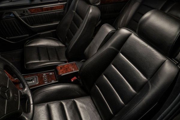 Когато дебютира на пазара през октомври 1990, 500Е струва чудовищните за онова време 134 520 германски марки. За сравнение средната цена на нов автомобил в Германия тогава е 31,000 марки, спортно купе като Mazda MX-6 се продава за 40 500 марки, а чисто новото Porsche 968 - за 89 800 марки. 
През 1993 цената на 500Е е увеличена до 145 590 марки. В САЩ продажната цена е 87 365 долара, което, преизчислено според инфлацията, би означавало 192,000 долара в днешни пари - горе-долу цената на Bentley Bentayga. 