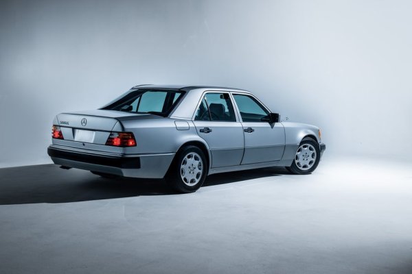 W124 се слави като много издръжлив автомобил, и 500Е не е изключение. Чудовищният V8 има огромен ресурс, стига да му се подменя ангренажната верига на всеки 200,000 км. Единственото слабо място е електрическата система - в началото на 90-те, в порив към екологичност, Mercedes започна да използва биоразградими изолации за кабелите, които с времето се напукват. 
Компоненти за обикновената W124 се намират лесно. Но раздутите калници и предната престилка тук са уникални и изключително редки, така че всеки дребен уличен инцидент може да ви излезе скъпо. 