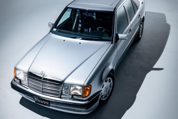 Двигател: М119 V8, 32 клапана, 2 DOHC
Работен обем: 4,973 куб. см 
Максимална мощност: 326 конски сили
Максимален въртящ момент: 480 Нм
Ускорение 0-100 км/ч: 6.1 секунди
Масимална скорост: 250 км/ч