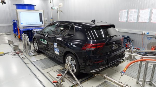 Този plug-in хибрид осигурява комбинирана мощност от 241 к.с. и впечатляващите 400 Нм максимален въртящ момент. Неговата батерия с капацитет 13 кВт/ч би трябвало да стигне за пробег само на електричество от 52 км. Ускорението от 0 до 100 км/ч отнема 6,7 секунди, което също е доста добро представяне. От Green NCAP обаче отбелязват, че въпреки бензиновия филтър за твърди частици, този модел има по-високо ниво на емисии от заявеното от производителя. Това не е нещо ново, но този път е в разумни граници. Затова и Golf GTE получава 3,5 звезди.