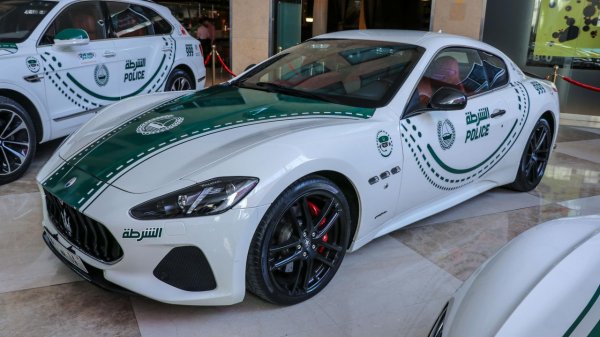 До модела на Audi се е настанило това Maserati GranTurismo. Прекалено красив автомобил за изпълнение на сложни полицейски задачи. Въпреки че този модел определено е по-удобен от Audi R8.