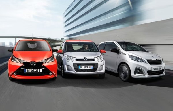 И тук ситуацията е идентична с тази при най-малките модели на VW Group, като това са три автомобила на различни марки, който са технически еднакви. От тях първи се появи Toyota Aygo - през февруари 2005 г., последван само няколко месеца по-късно от C1 на Citroen и Peugeot 107. И трите се произвеждаха в завода в Колин (Чехия), създаден съовместно от Toyota и бившия концер PSA Group, който сега е част от Stellantis.

Трите модела се задържаха на конвейера до 2022 г., като междувременно 107 беше заменено от 108 през 2014 г. През 2022 г. Toyota възроди Aygo, като добави X към името му и го превърна в субкомпактен кросоувър.
