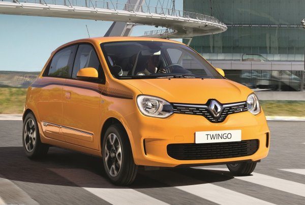 Един от най-популярните автомобили в този сегмент в Европа, безспорно, е Renault Twingo, което излезе още през 1992 г. Неговата първа генерация се задържа на конвейера до 2007 г., а втората - до 2014 г. Третото поколение все още се произвежда в Словения, но ще бъде спряно тази година, за да може да направи път на напълно ново Twingo с изцяло електрическо задвижване.

Плановете на Renault предвиждат този модел да излезе през 2026 г., като той трябва да привлече потребителите не само с компактните размери, които го правят много подходящ за използване в града, но и с атрактивната си цена от под 20 000 евро.
