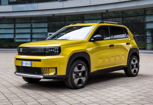 Най-популярният автомобил в Италия продължава да се произвежда с ДВГ, въпреки че Fiat представи и изцяло електрическа Panda. Всъщност показаният по-рано това лято автомобил се казва Grande Panda, защото е с цели 30 см по-дълъг. Той ще бъде първият в историята на модела, които ще се произвежда извън Италия - в завода на Fiat в Крагуевац (Сърбия).

Grande Panda ще произвежда и продава едновременно с третото поколение на стандартната Panda, като това ще продължи поне до 2027 г. От Fiat определят новия модел като „еволюция“, а по-големите размери трябва да му позволят да се конкурира с кросоувърите на пазара.
