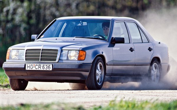 Година на производство &ndash; 1990, модел &ndash; 230E, пробег &ndash; 96 000 мили, цена &ndash; 3000 паунда.

Автомобилите от началото на 90-те години са страхотни, но трудно ще намерите такъв с добре поддържан салон. Заради огромни пробег уплътненията на главата и хидравличните повдигачи вероятно ще бъдат износени, същото важи и за амортисьорите. Може да има и проблеми с кабелите, но като цяло тези модели си остават много готини.