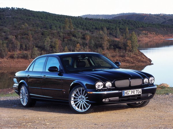 Година на производство &ndash; 2006, модел - 4.2 XJ8 Sovereign, пробег &ndash; 72 000 мили,  цена &ndash; 7000 паунда.

Този автомобил предлага елегантен дизайн, олекотена алуминева конструкция и достатъчно пространство, така че действайте смело. Внимавайте за ръжда, а също така трябва да сте наясно, че електрониката не е от най-надеждните. В същото време обаче, получавате много за парите си.