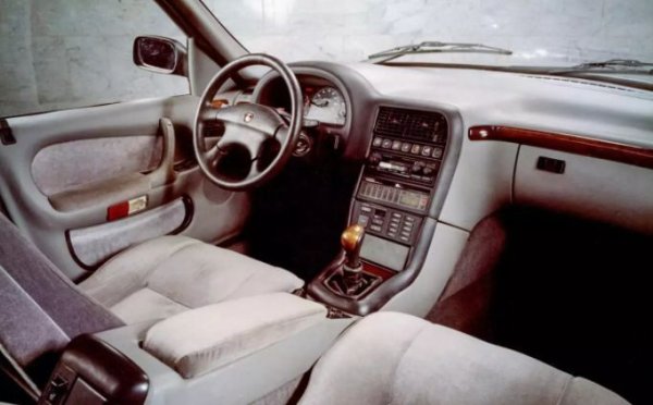 Салонът на автомобила е разработен от нулата, като някои от мотивите в него са използвани за създаване на покъсни модели, включително огромната &bdquo;Волга&ldquo; ГАЗ-3110.