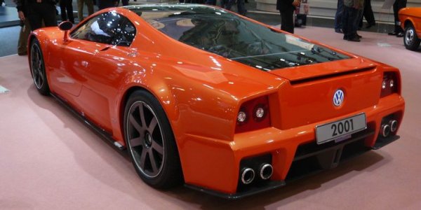 Под лъскавото тяло е разположен 5,6-литров W12, който развива 600 конски сили, изпращайки мощността и на четирите колела. Тази кола е известна и с поставянето на необичаен рекорд - средна скорост от 200 мили в продължение на 5000 мили.