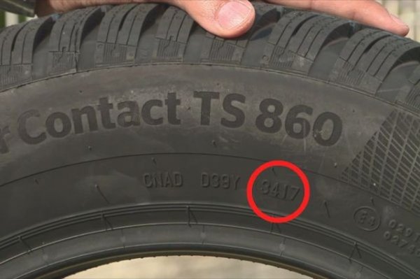 Зимни или всесезонни, зависи от конкретните ви нужди и навици. Онова, което задължително ви трябва, са неизносени гуми. От дълбочината на протектора зависи колко добре гумата отвежда встрани водата и снега - и оттам колко е контактната й повърхност. Експеримент на водещ германски производител показа, че при скорост 80 км/ч на мокро спирачният път на гума с 3 мм протектор е с цели 9.5 метра по-дълъг от този при нова гума. Спирачният път на гума с 1.6 мм протектор е с почти 20 метра по-дълъг. 
Когато избирате нови гуми, бъдете предпазливи към твърде изгодните оферти за китайски или с неустановен произход продукти. Внимавайте също за гуми, престоели твърде дълго по складовете. Отстрани на всяка гума ще откриете т. нар. DOT код - три групи от по 4 букви или цифри. Първите две се отнасят до фабриката и типа на гумата. Третата указва датата на производство - първо седмицата и после годината. В този случай 3417 значи 34-а седмица на 2017 година, тоест между 21 и 27 август.
Гумите не са мляко или банани, и не се развалят бързо, особено ако са съхранявани на сухо и тъмно. Но все пак след петата година те вече започват да губят качествата си. 
