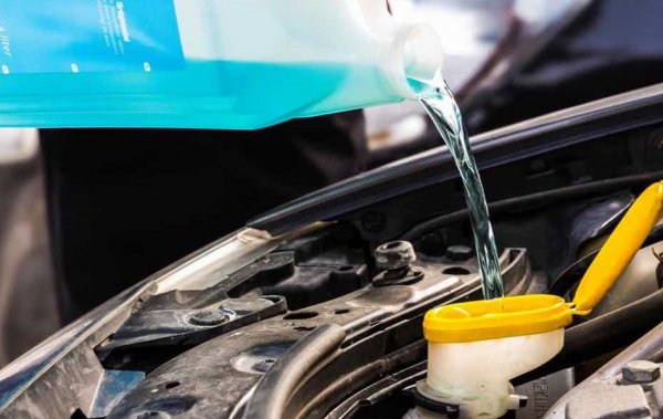 Почти всеки шофьор се сеща преди студовете да погледне нивото на охладителната течност и при нужда да долее. И при това трима от четирима допускат сериозна грешка, породена от това, че навремето на българския пазар имаше само един тип антифриз. Днес обаче се продават поне три коренно различни като химически състав типа, които са несъвместими един с друг. Ако ви е нужно доливане, трябва да знаете точно какъв е вече налетият в радиатора (цветът не е показателен за състава). Смесването на различни видове може направо да ликвидира охладителната система. Освен това химикалите в охлаждащата течност деградират с времето, затова на няколко години тя трябва да се подменя изцяло, а не само да се долива. 
