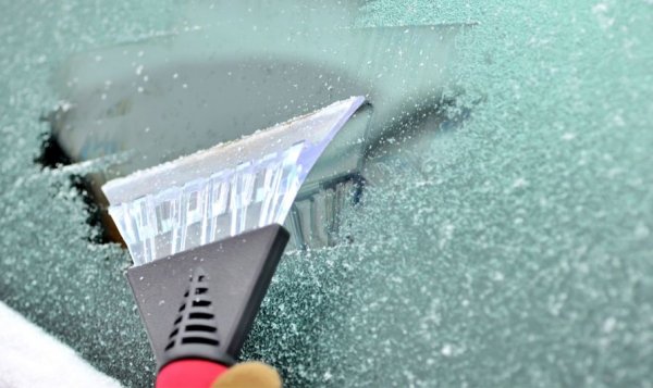 Някои шофьори с гордост изтъкват, че модерните им автомобили имат подгряване на резевоарчето и тръбичките на стъклопочистващата система, и съответно биха могли да наливат дори обикновена вода. Не е съвсем така, защото водата, дори да не замръзне в тръбите и дюзите, ще стане на лед в мига, в който докосне изстиналото предно стъкло. 
Зимната течност за чистачки е задължителна, но и с нея трябва да имате едно наум. Почти всички предлагани на пазара варианти се състоят от разреден изопропилов спирт, оцветител и ароматизатор (защото изопропилът мирише ужасно).  
Те вършат добра работа при умерени студове. Няма да замръзнат и при много ниски температури, но тогава се сгъстяват и запушват дюзите, които са много по-фини при новите автомобили, отколкото при тези отпреди повече от 10-15 години. За такива условия в северните страни използват метанол - или просто разредена водка, колкото и богохулствено да е. 
Не е лошо да смените и самите чистачки, и после да се грижите за тях, като преди потегляне почиствате стъклото от листа и други боклуци, увреждащи перата им.
