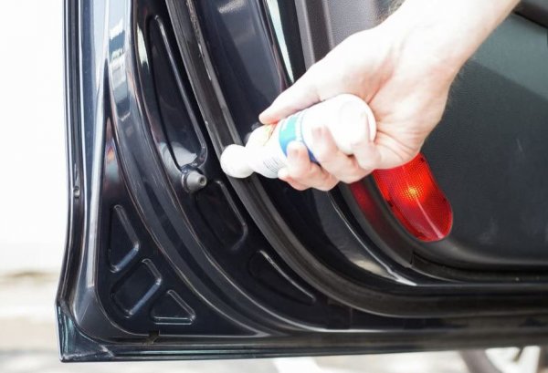 Един от досадните аспекти на автомобилната зима е вероятността гумените уплътнения на вратите и прозорците да замръзнат, така че да не можете да си влезете в колата или да си вземете талонче за паркинга в мола. 
Тази неприятност може да се предотврати съвсем лесно: просто преди сезона намажете уплътненията със смазка на силициева основа, която се продава навсякъде по автомагазините и бензиностанциите. В краен случай дори предварително напоените гъбички за лъскане на обувки ще свържат работа - химическият състав на смазката е сходен.
