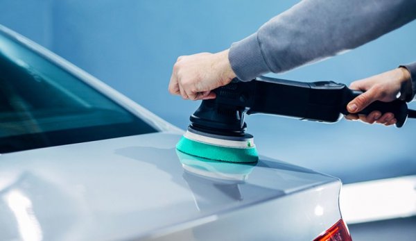 Зимата е изпитание за лаковото покритие на автомобила: по пътищата навсякъде хвърчат песъчинки, камъчета, луга и късчета лед. А и при всяко почистване от сняг и лед вие самите нанасяте дребни щети по боята. Специалистите препоръчват единодушно да се ползват предпазни средства. На пазара има най-различни. Като се започне от обикновените восъчни смазки, които можете да нанесете и сами, но които траят сравнително кратко, до едно-две измивания на автомобила. И се приключи с "керамичните" защитни покрития на силициева основа, които издържат до 4-5 месеца, но които трябва да се нанасят в работилница от специалист. 
