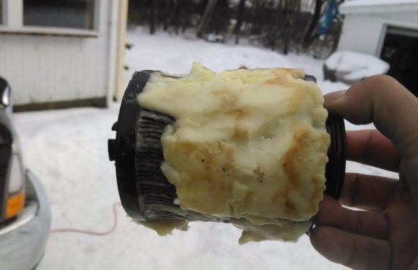 Собствениците на коли с дизелови двигатели болезнено добре знаят, че този тип гориво има склонност да се превръща в гел при ниски температури. Препоръката е през зимата да се зарежда от бензиностанции с добра репутация, предлагащи "зимна нафта" - със специални добавки срещу сгъстяване. Но и това невинаги е гаранция. 
Производителите на автомобилни добавки също предлагат "решения" - т. нар. "антигелове". В интерес на истината от тях има доста повече смисъл, отколкото от повечето други типове добавки. Но имайте предвид, че вършат работа само превантивно. Ако дизелът в горивопровода вече е станал на желе, те няма да го размразят. А прекомерната им употреба може да доведе до повреди по системата. 
