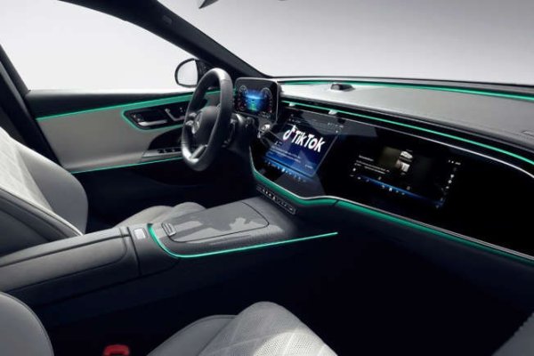 В наши дни автомобилните компании поставят социални медии и игри на предното табло. Може да видите функции за TikTok или дори игри като Angry Birds. Звучи забавно, но всъщност е лоша идея за шофиране. Разбира се, те може да се изключат, докато се движите, но все още са голямо разсейване. 

Шофирането трябва да означава внимаване на пътя, а не проверка на социалните мрежи или игри. Важно е да запазите фокуса върху безопасното шофиране, а не да се забавлявате с приложения, които нямат нищо общо с шофирането.
