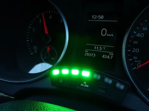 При автомобили с ръчни трансмисии има нова функция - светлинен индикатор за превключване. Тези светлини ви казват кога да смените скоростите. Но ако сте свикнали да карате стик, вероятно нямате нужда от тях. Можете да чуете кога вашият двигател е готов за превключване или можете просто да погледнете оборотомера. 

Тези светлини са само допълнителна бъркотия на таблото ви. Те всъщност не помагат и изглежда подценяват уменията на водача. Шофирането на кола с ръчни скорости означава да се чувствате свързани с автомобила, а тези светлини просто пречат на това.
