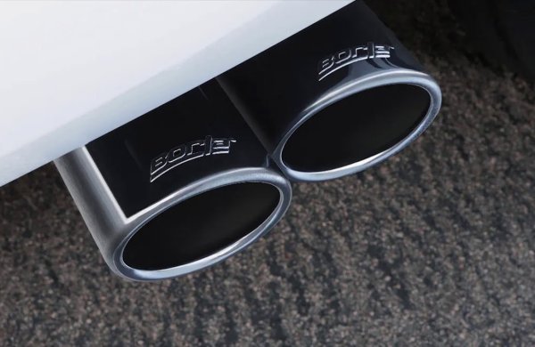 Добавянето на изкуствени шумове от двигателя към колите е странна тенденция. Сякаш колите се опитват да докажат, че са нещо, което не са. Тази характеристика е особено странна при непроизводителни превозни средства, където се цени автентичността на шофирането. 

Истинските звуци на двигателя осигуряват честна обратна връзка за това как работи вашият автомобил. Фалшивите шумове на двигателя са просто ненужна театралност, която не предлага реална полза и потенциално намалява истинския характер на автомобила.
