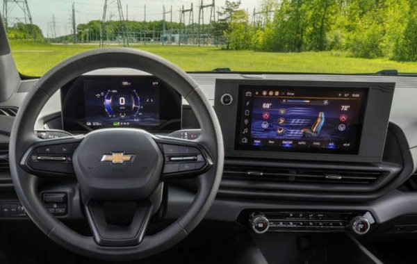 Днешните информационно-развлекателни системи в автомобилите се превръщат в лабиринт от функции и менюта. Докато технологията може да подобри изживяването при шофиране, тези прекалено сложни системи правят обратното. Шофьорите са принудени да навигират през лабиринт от опции, което може да бъде разсейващо и ненужно. Целта трябва да бъде да направим шофирането по-безопасно и по-приятно, а не да претоварваме водача със сложни интерфейси, които изискват твърде много внимание далеч от пътя.
