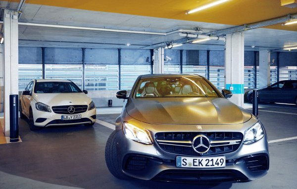 Самопаркиращите се коли може да звучат футуристично и удобно, но често не оправдават рекламата. Тези системи могат да бъдат бавни и се борят със сложни сценарии за паркиране, при които човешкият шофьор не би имал проблем. Има известно удовлетворение и прецизност в паркирането на собствената ви кола, с които тези автоматизирани системи просто не могат да се сравнят. 

Плюс това, разчитането на технология за нещо толкова фундаментално като паркирането може да доведе до прекомерна зависимост от автоматизацията, потенциално притъпявайки шофьорските умения.