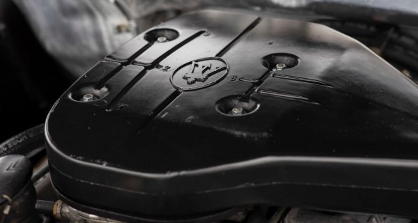 Никой не знае с категоричност какво означава това съкращение - според една популярна версия то идва от Systеme Maserati, но компанията никога не я е потвърждавала официално. 
Факт е обаче, че за SM французите използват двигател, доразвит по тяхна поръчка от инженерите на Maserati. Заради споменатия данък във Франция се решава агрегатът да е V6, но с относително нисък работен обем - едва 2.67 литра. С два горни вала, той е на практика производен от италианския V8, вече монтиран в Ghibli. Това обяснява и необичайния за шестцилиндров агрегат 90-градусов ъгъл между цилиндровите блокове. Този мотор дава 174 конски сили максимална мощност - с петнайсет под BMW 3.0CS, и с почти 75 под Jensen Interceptor. 
