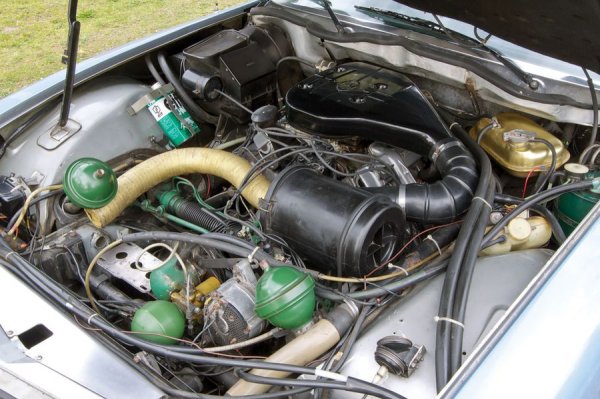 Двигателят е монтиран ниско и доста назад, зад предната ос, което на практика превръща SM в автомобил със средноразположен мотор. Конструкцията е самоносеща и със същото самоизравняващо се хидравлично окачване като DS. 
От фабриката обещават максимална скорост от 220 км/ч, но в независими тестове SM развива дори 235 километра в час - което го прави най-бързата кола с предно предаване в света.
