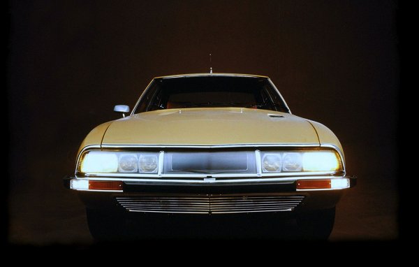 Хидравликата работи не само с изцяло независимото окачване, но и с усилването на волана и на спирачките, и дори е натоварена да движи невижданите дотогава във Франция завиващи светлини. Шестте крушки се завъртат заедно с волана, също като в иновативния Tucker 48 четвърт век по-рано. Самото окачване е настроено малко по-твърдо, отколкото в DS, заради по-големите динамични възможности на SM. Но като цяло си остава удивително комфортно. 
