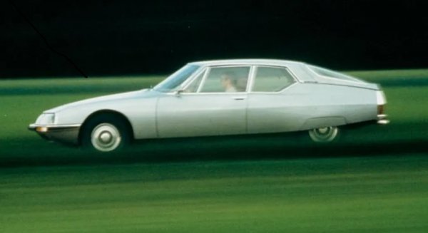 SM е снабден с един от първите изцяло пластмасови резервоари, и то с необичайно голям като за Европа обем - 90 литра. Това и относителната икономичност на двигателя правят автомобила много удобен за дълги пътувания. Журналистите от британското Motorsport са впечатлени, че колата е еднакво удобна при всякаква скорост и може да поддържа 200 км/ч с часове, без да уморява шофьора. Пресата като цяло хвали комбинацията от комфорт и прецизен, много бърз волан. Всъщност толкова бърз, че изисква привикване.  
