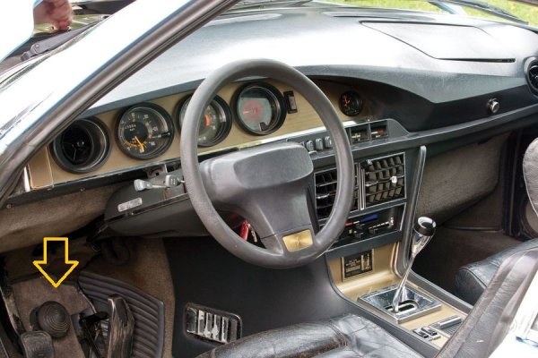 Воланът има регулиране на височина и дълбочина, и се отмества, за да излезе водачът от колата. Освен това SM е снабден с вдигналия голям шум навремето гумен "бутон" на спирачката, чрез който съвсем лекото спирачно усилие от крака на шофьора се усилва от хидравликата. Резултатът е впечатляващ - американското Popular Science тества модела и отчита, че той има най-късия спирачен път от всички проверени автомобили. 
