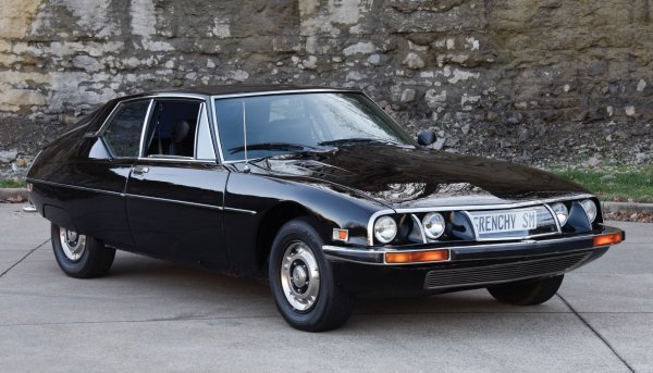 В Америка, която е основният пазар според замислите на Citroen, обаче се налага целият дизайн на предницата да се преработи. Причина са старомодните щатски стандарти за предните светлини. Заради тях елегантните капсуловани фарове отпадат и са заменени с открити кръгли лампи, доста демоде и несъответстващи на стила на колата. 
Но главният проблем е цената. В САЩ SM се предлага за удивителните 11 482 долара - около 74 000 долара в днешни пари. Дотогава най-скъпият Citroen на щатския пазар е бил DS21 Pallas - едва 4 876 долара. 
